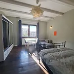 Guest In Private By Airport, Shared Bath, Non-smoking, Contactless Check-in, No Staff, Quiet Stay, Short * Tuchomerice