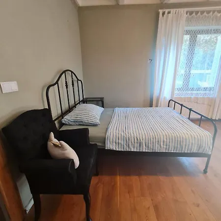 Guest In Private By Airport, Shared Bath, Non-smoking, Contactless Check-in, No Staff, Quiet Stay, Short * Tuchomerice