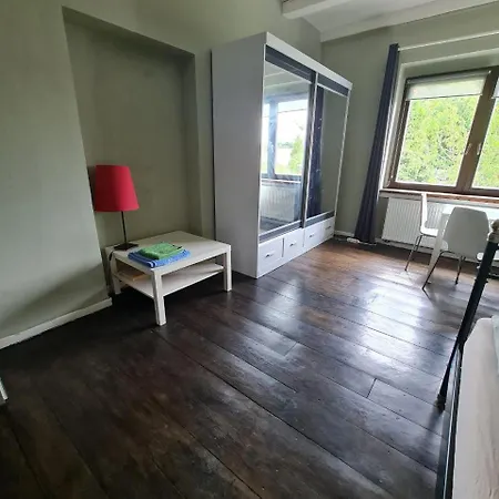 Guest In Private By Airport, Shared Bath, Non-smoking, Contactless Check-in, No Staff, Quiet Stay, Short דירה Tuchomerice