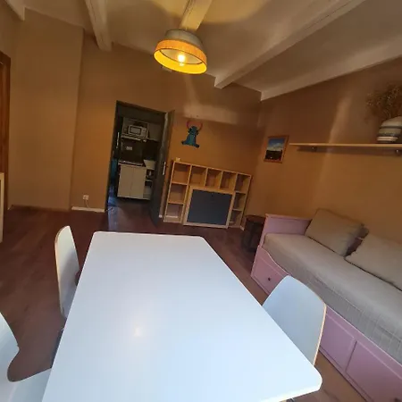 Guest In Private By Airport, Shared Bath, Non-smoking, Contactless Check-in, No Staff, Quiet Stay, Short Tuchomerice