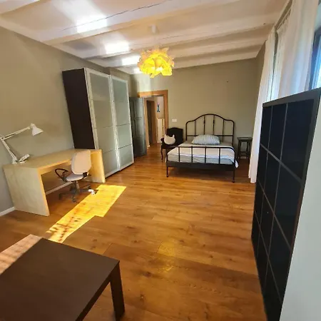 Guest In Private By Airport, Shared Bath, Non-smoking, Contactless Check-in, No Staff, Quiet Stay, Short * Tuchomerice