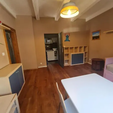 Guest In Private By Airport, Shared Bath, Non-smoking, Contactless Check-in, No Staff, Quiet Stay, Short Tuchomerice