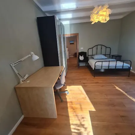 Guest In Private By Airport, Shared Bath, Non-smoking, Contactless Check-in, No Staff, Quiet Stay, Short * Tuchomerice