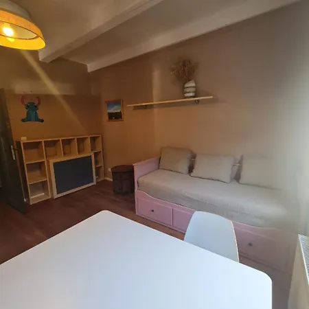 Guest In Private By Airport, Shared Bath, Non-smoking, Contactless Check-in, No Staff, Quiet Stay, Short * Tuchomerice