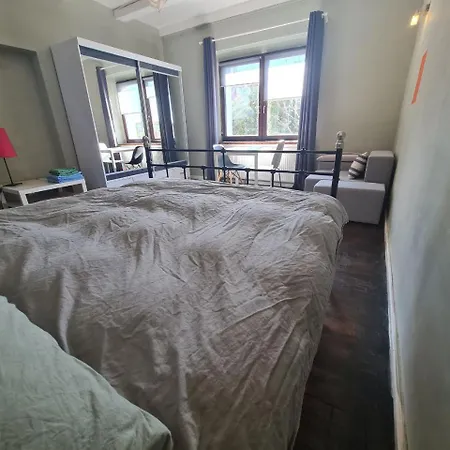 Guest In Private By Airport, Shared Bath, Non-smoking, Contactless Check-in, No Staff, Quiet Stay, Short * Tuchomerice