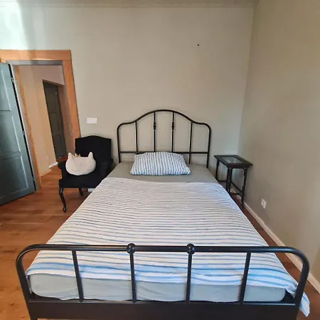 Guest In Private By Airport, Shared Bath, Non-smoking, Contactless Check-in, No Staff, Quiet Stay, Short דירה Tuchomerice