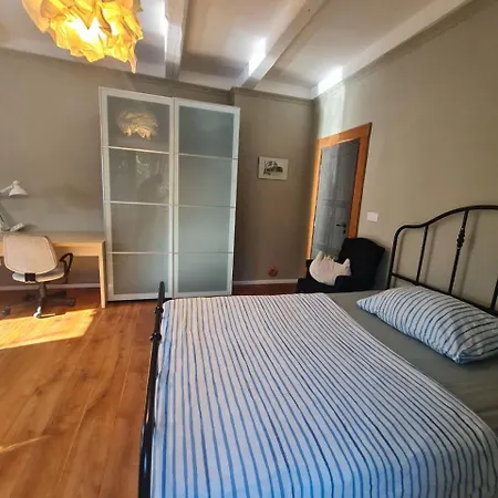 Guest In Private By Airport, Shared Bath, Non-smoking, Contactless Check-in, No Staff, Quiet Stay, Short Apartment Tuchomerice