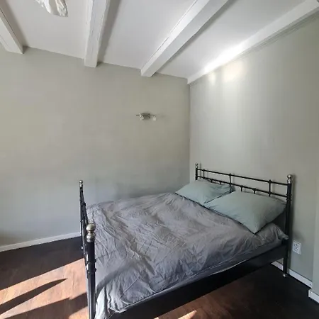 Guest In Private By Airport, Shared Bath, Non-smoking, Contactless Check-in, No Staff, Quiet Stay, Short *