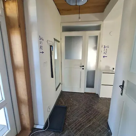 Guest In Private By Airport, Shared Bath, Non-smoking, Contactless Check-in, No Staff, Quiet Stay, Short