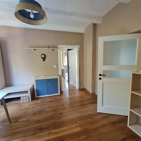 Guest In Private By Airport, Shared Bath, Non-smoking, Contactless Check-in, No Staff, Quiet Stay, Short דירה *