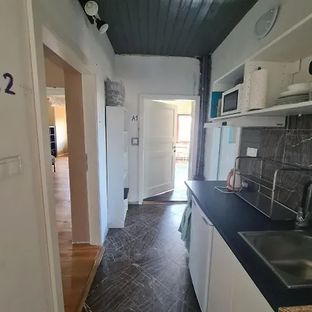 Guest In Private By Airport, Shared Bath, Non-smoking, Contactless Check-in, No Staff, Quiet Stay, Short Lägenhet Tuchomerice