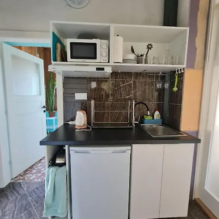 Lägenhet Guest In Private By Airport, Shared Bath, Non-smoking, Contactless Check-in, No Staff, Quiet Stay, Short