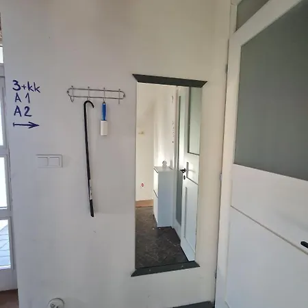 Guest In Private By Airport, Shared Bath, Non-smoking, Contactless Check-in, No Staff, Quiet Stay, Short