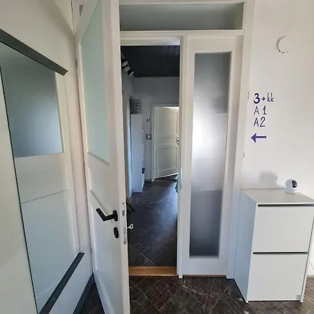 Guest In Private By Airport, Shared Bath, Non-smoking, Contactless Check-in, No Staff, Quiet Stay, Short * Tuchomerice