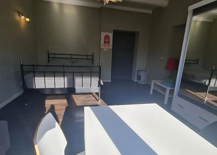 Apartamento Guest In Private By Airport, Shared Bath, Non-smoking, Contactless Check-in, No Staff, Quiet Stay, Short Tuchomerice