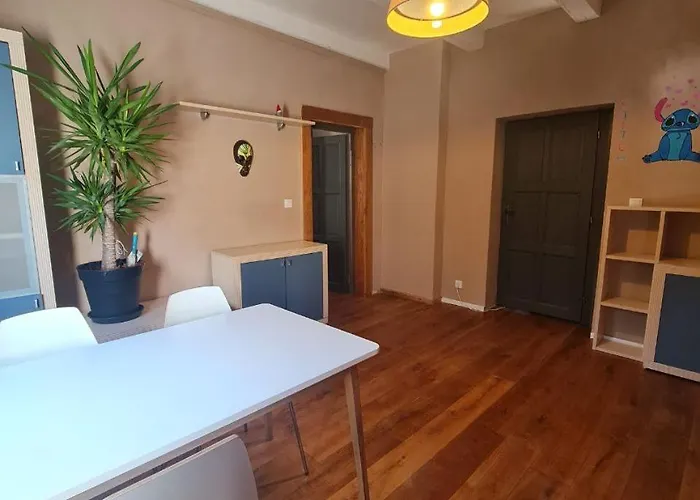 Guest In Private By Airport, Shared Bath, Non-smoking, Contactless Check-in, No Staff, Quiet Stay, Short Apartamento *